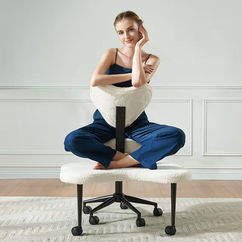 Femme assise en tailleur sur la chaise de bureau écru à dossier en cœur