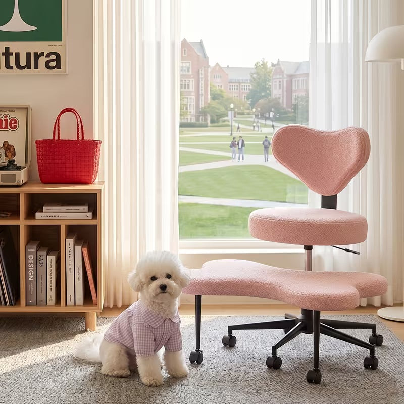 Chaise de bureau rose en tissu bouclette avec repose-genoux, dans un bureau