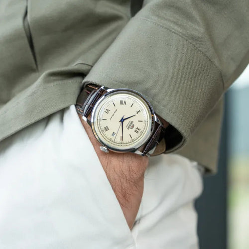 Montre Bambino portée au poignet sous une manche de chemise