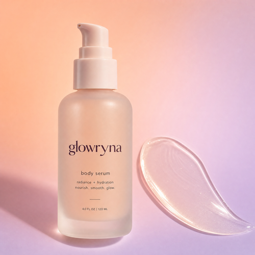 Flacon pompe givré Glowryna Body Glow avec une trace de sérum brillant, fond éclat