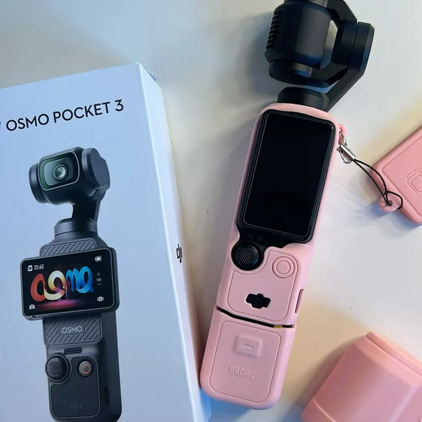 Caméra et ses accessoires posés sur un bureau