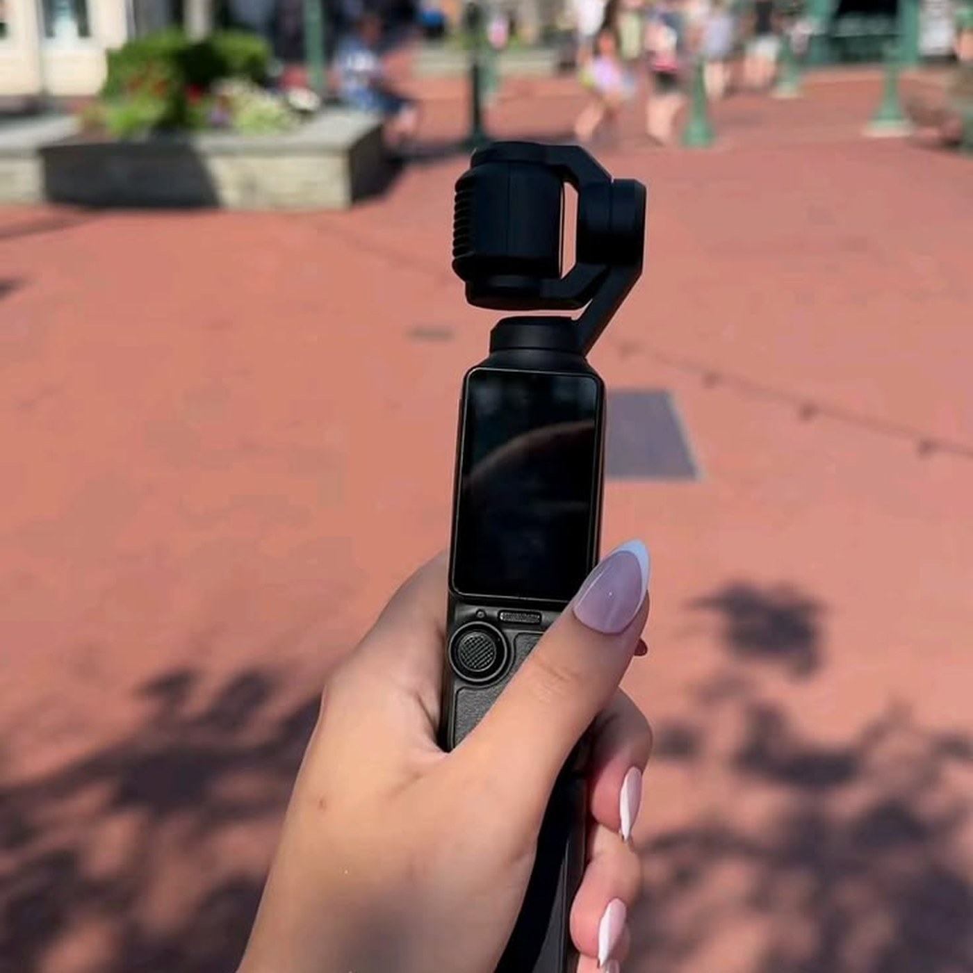 Caméra tenue à la main en marchant dans la rue