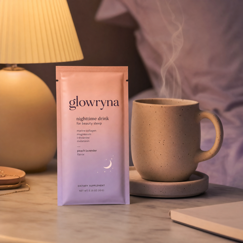 Sachet Glowryna Dream Glow près d'une tasse fumante sur une table de chevet