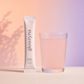 Sachet Glowryna GlowSync à côté d'un verre, fond dégradé pêche-lilas