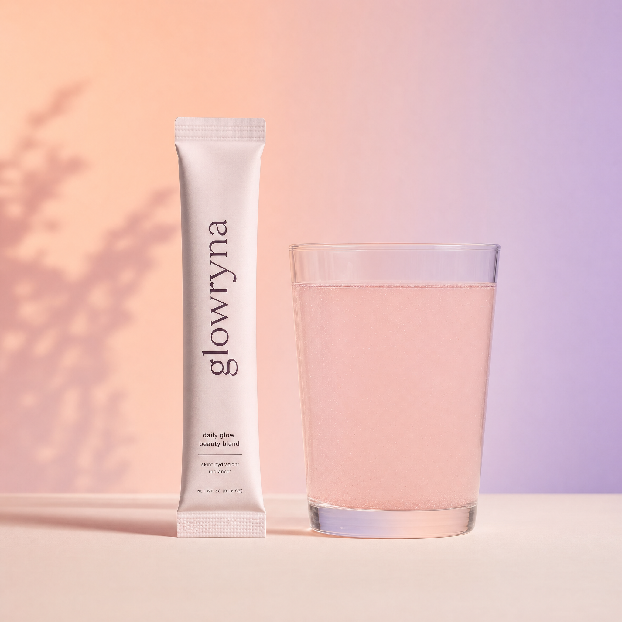 Sachet Glowryna GlowSync à côté d'un verre, fond dégradé pêche-lilas