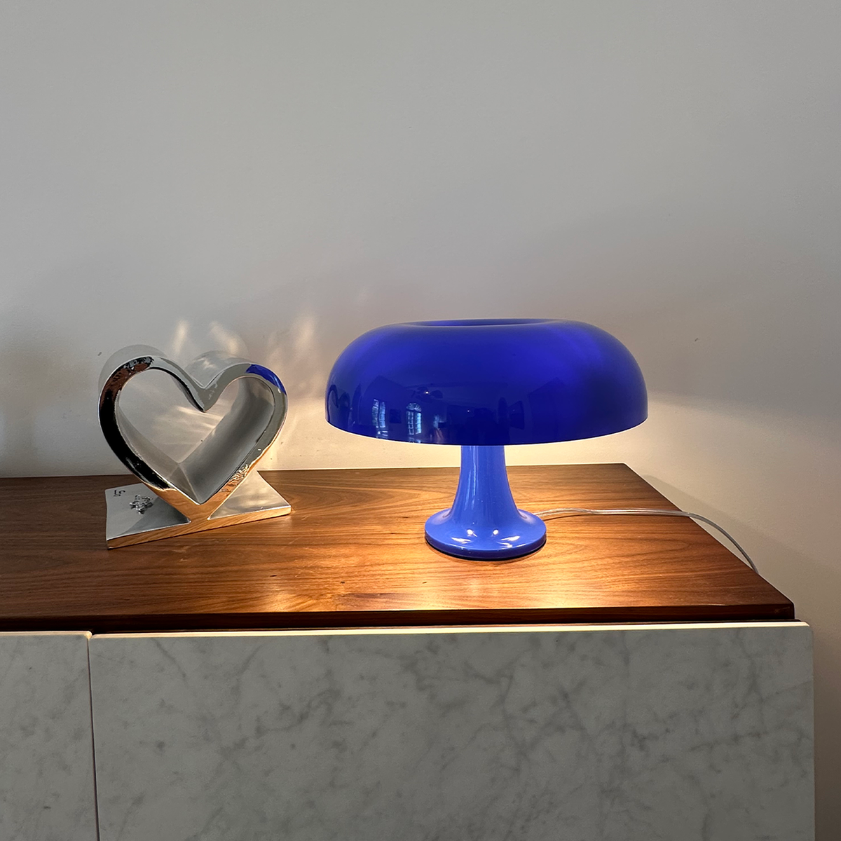 Lampe Corolle allumée sur une enfilade