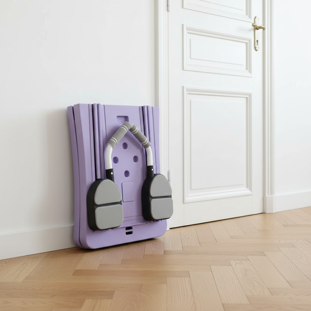 Planche de Pilates violette pliée et rangée à plat contre le mur, à côté d'une porte