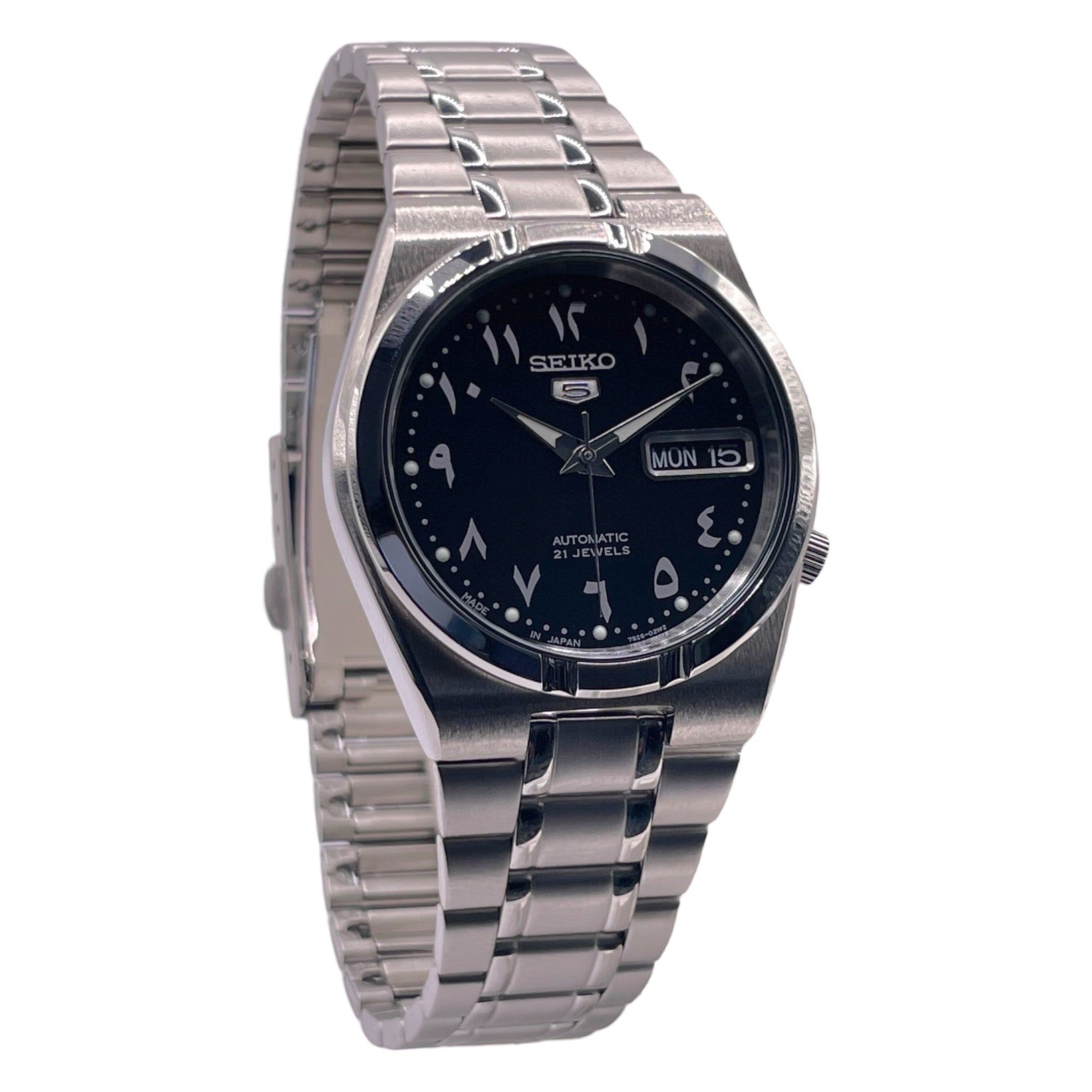 Montre Arabic Dial de trois quarts, boîtier acier et bracelet trois mailles