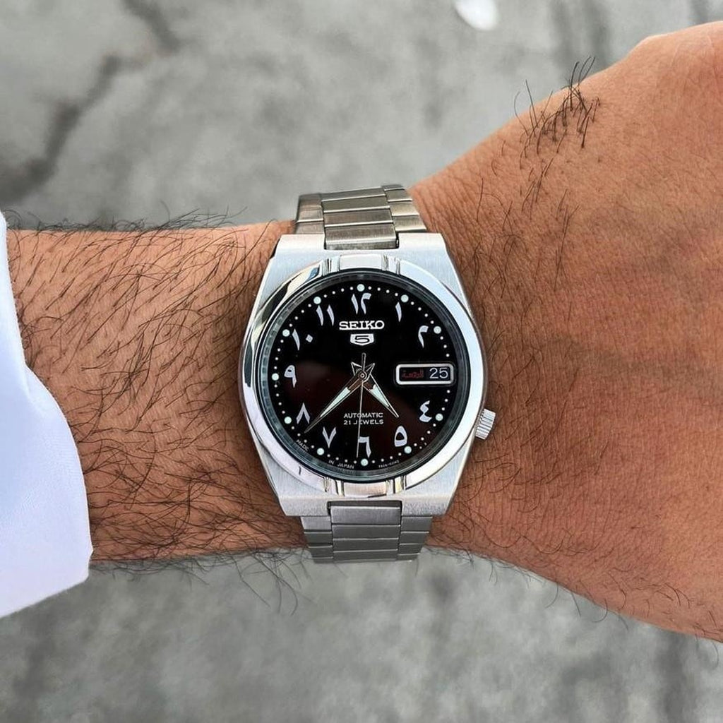 Montre automatique à chiffres arabes 34 mm portée au poignet