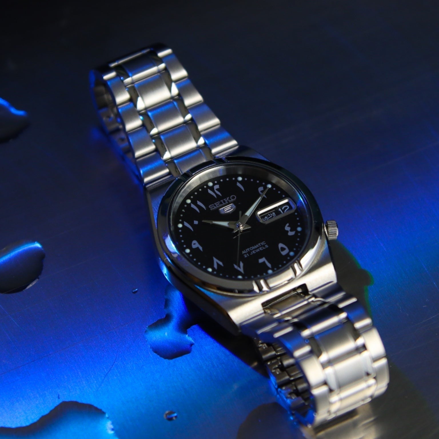 Montre Arabic Dial 34mm posée, cadran noir à chiffres arabes
