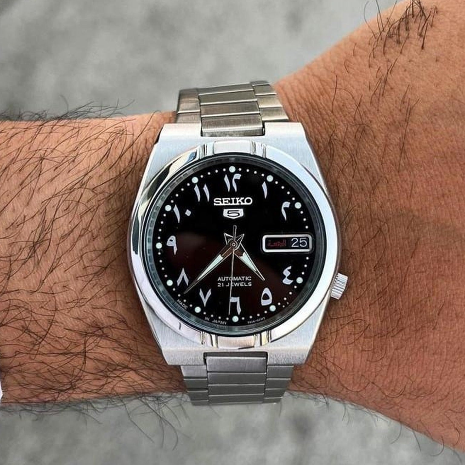 Montre Arabic Dial 34mm portée au poignet